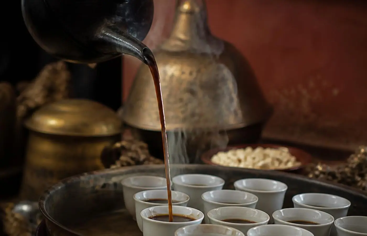 Eritrese koffie wordt uit een jebena in kleine kopjes geschonken